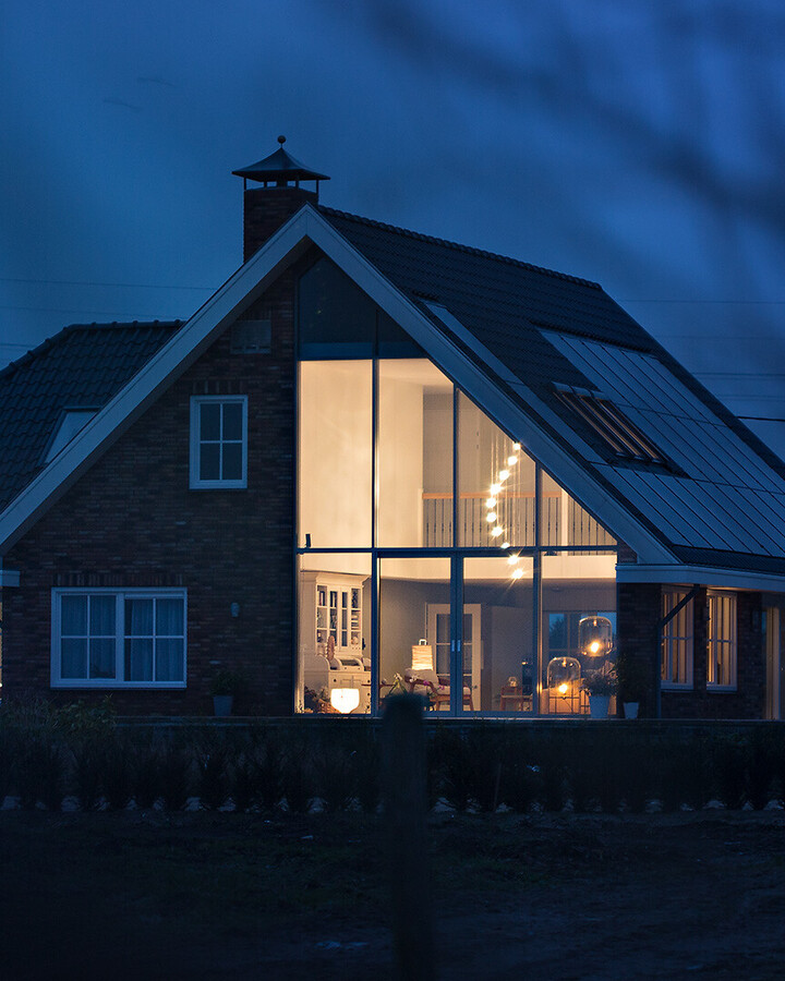 Beleuchtetes Einfamilienhaus in der Dämmerung